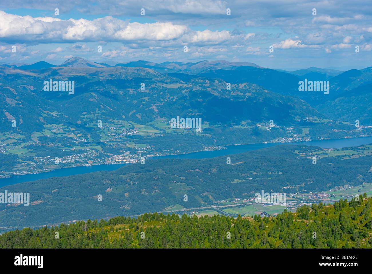 Panoramablick auf Spittal an der Drau und Millstatter See in Österreich.BILD Stockfoto