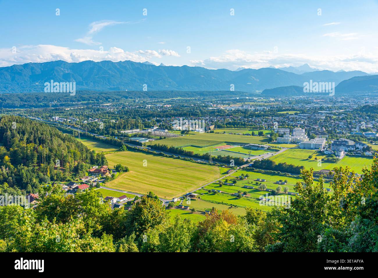 Panoramablick auf Villach vom Schloss Landskron in Österreich. BILD Stockfoto
