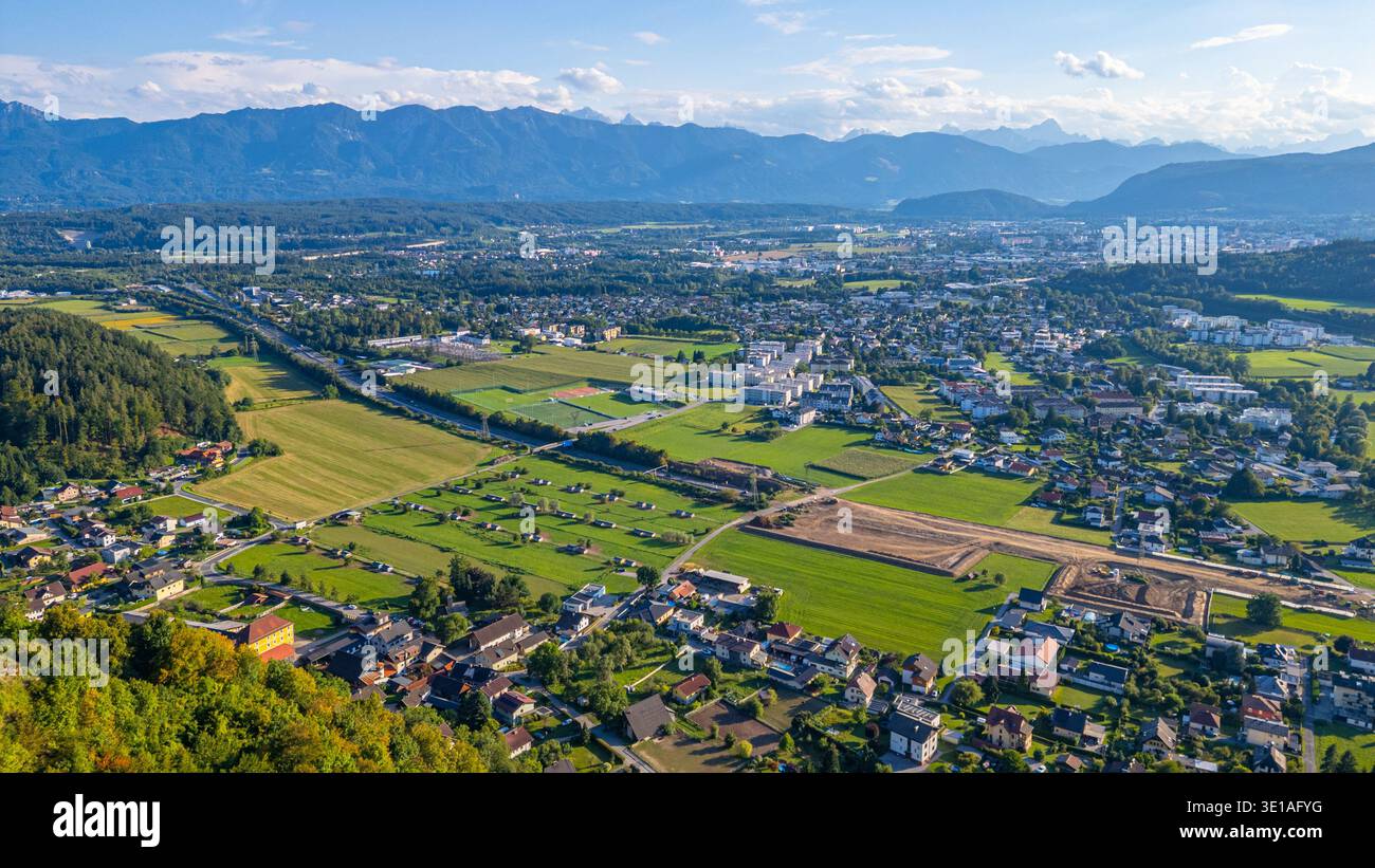 Panoramablick auf Villach vom Schloss Landskron in Österreich. BILD Stockfoto