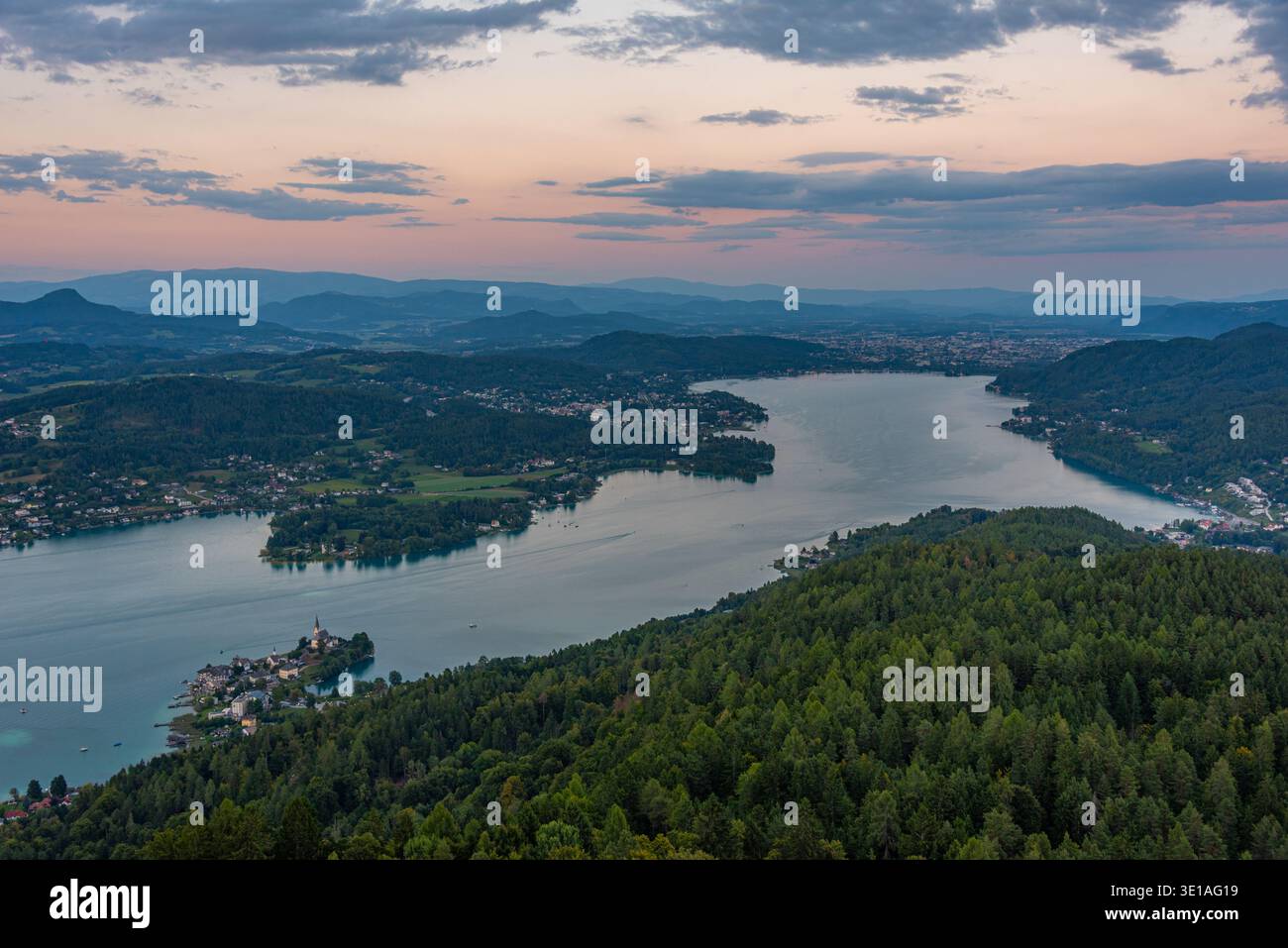 Sonnenuntergang Panoramablick auf den Worthersee in Österreich.BILD Stockfoto