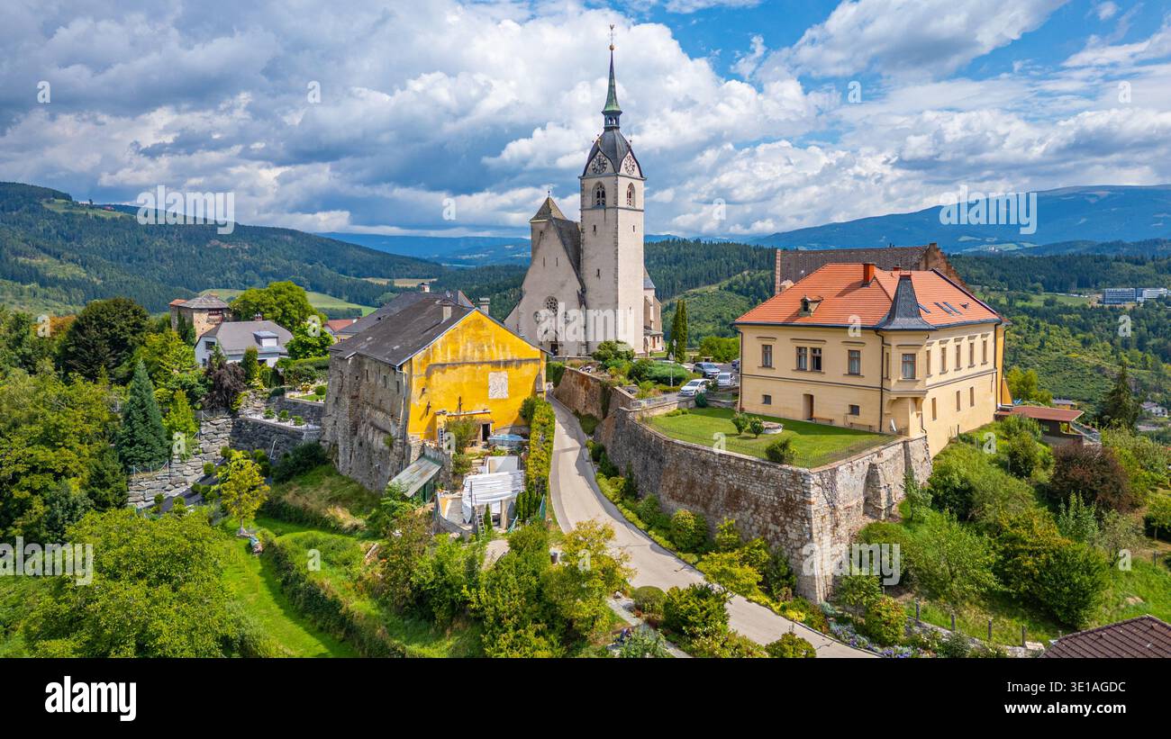 Pfarrkirche neben dem Schloss Althofen in Österreich.BILD Stockfoto
