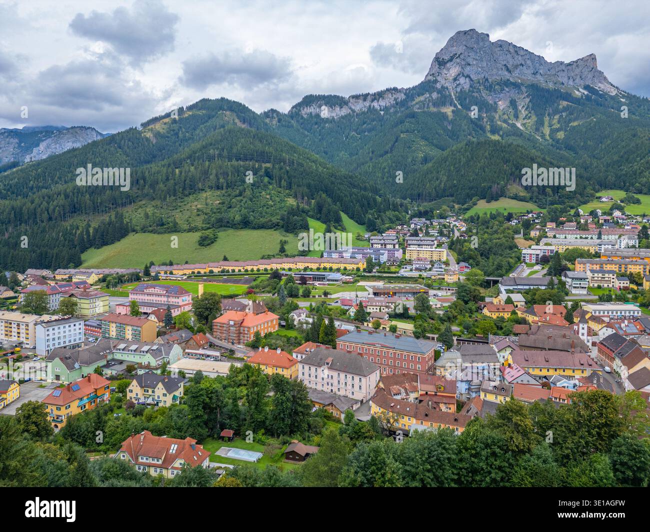 Panoramaansicht von Eisenerz in Österreich.BILD Stockfoto