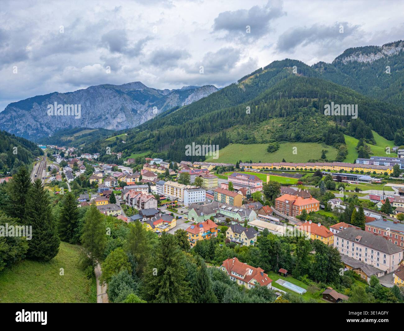 Panoramaansicht von Eisenerz in Österreich.BILD Stockfoto