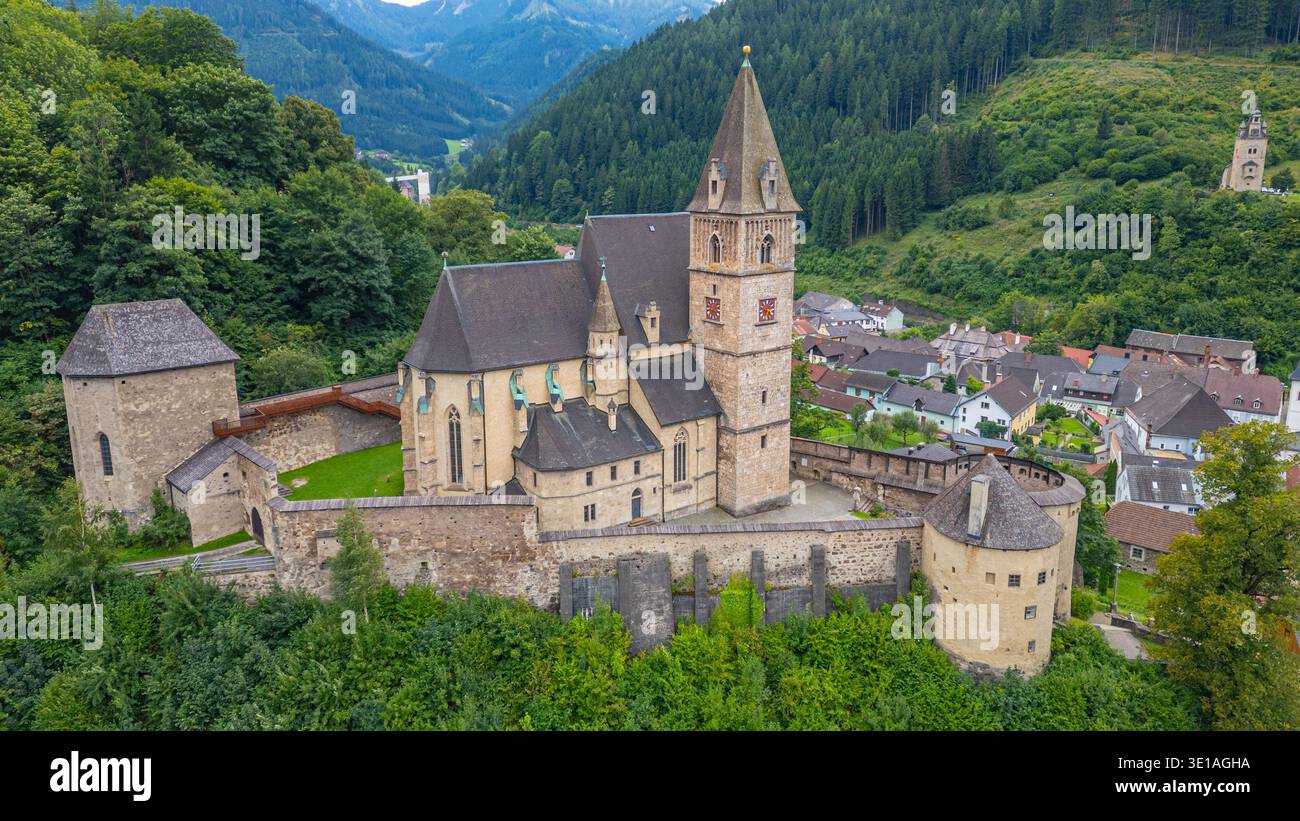 Kirche-Schloss St. Oswald bei Eisenerz in Österreich. BILD Stockfoto
