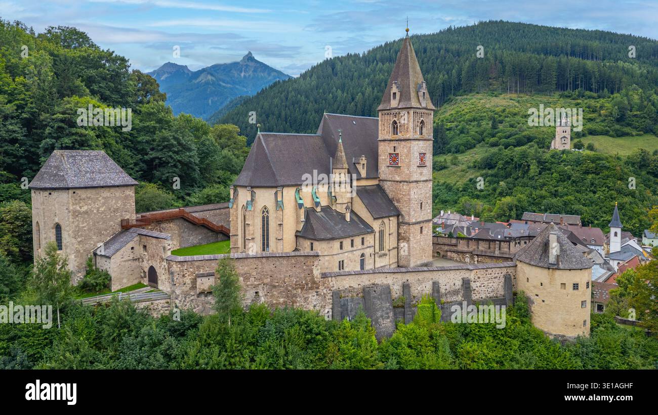 Kirche-Schloss St. Oswald bei Eisenerz in Österreich. BILD Stockfoto