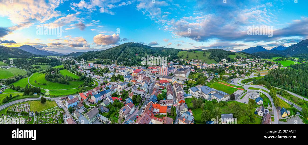Panoramablick auf die Mariazell Basilika an einem sonnigen Tag in Österreich.BILD Stockfoto