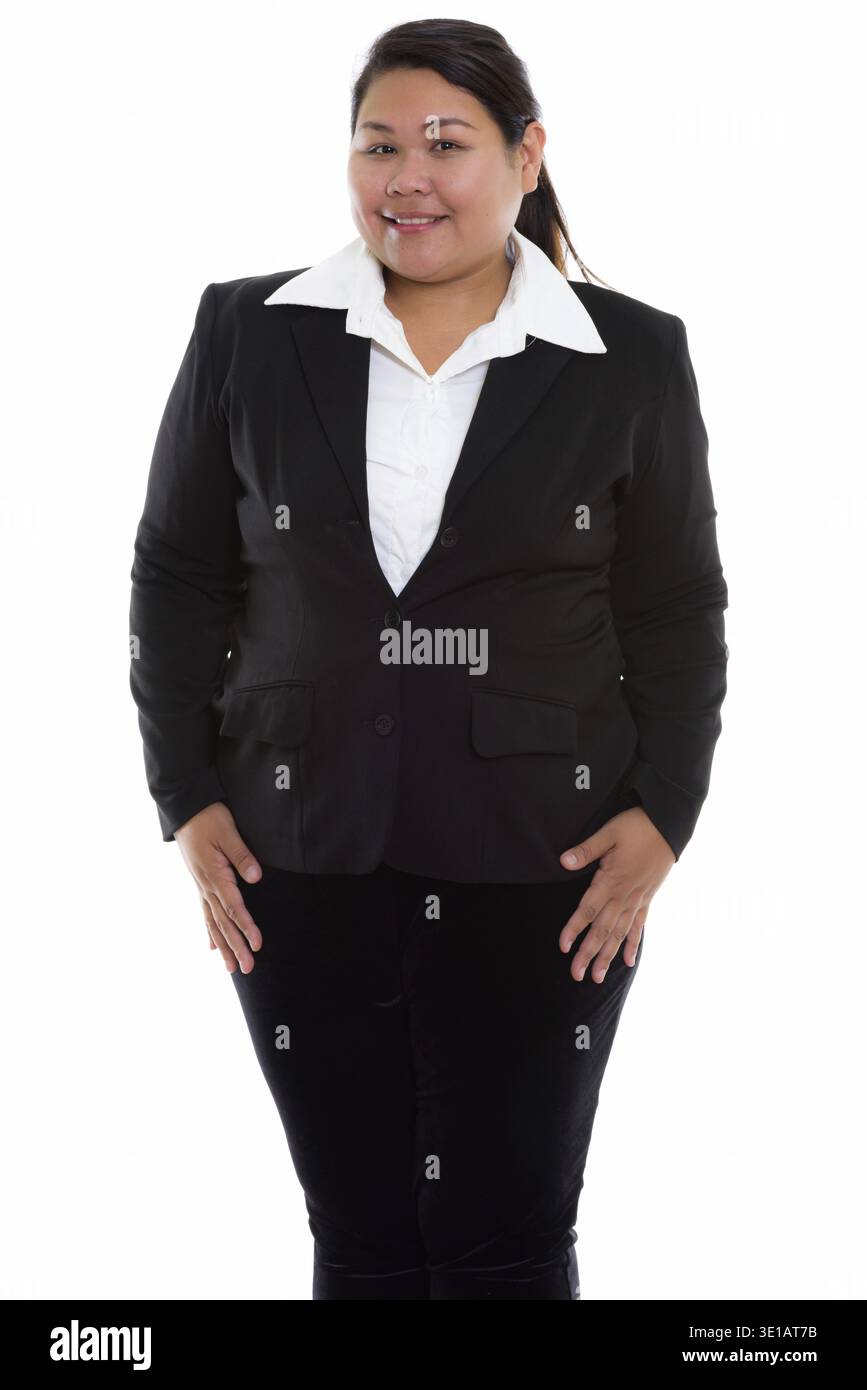 Studio shot der Jungen glücklich fat Asian Geschäftsfrau, Lächeln beim Stehen Stockfoto