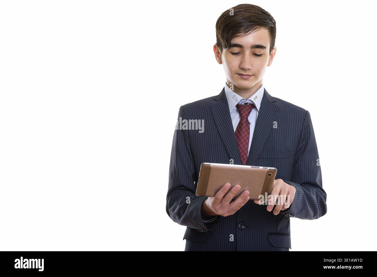 Studio-Aufnahme von jungen schönen persischen Teenager Geschäftsmann mit digitalen Tablet Stockfoto