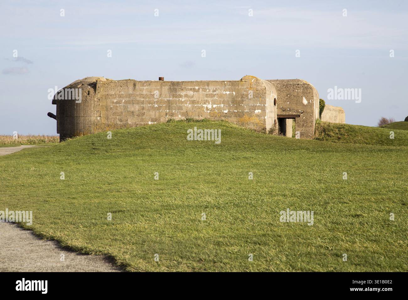 Alten gebrochenen deutsche Bunker des Atlantikwalls und Artillerie Batterie Longues sur Mer Stockfoto