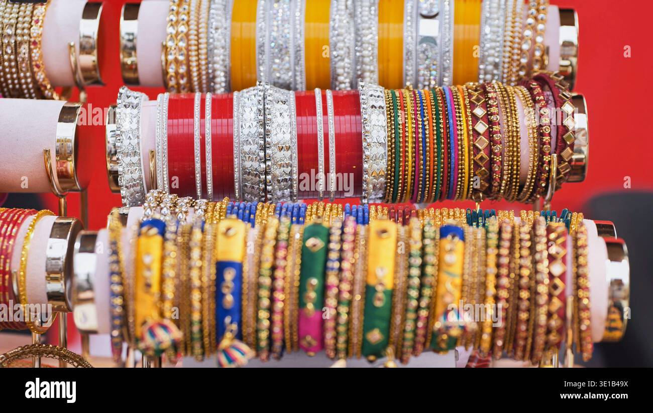 Lebendige indische Armreifen auf einem Markt mit traditionellem Schmuck und Kultur Stockfoto