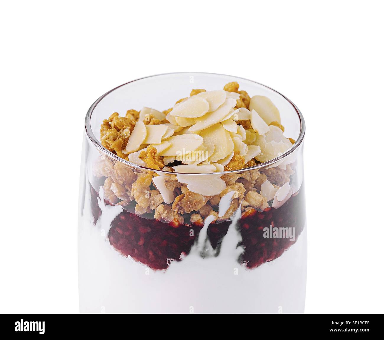 Erfrischendes Joghurtparfait mit Himbeeren und Granola und Mandeln, isoliert auf weiß Stockfoto