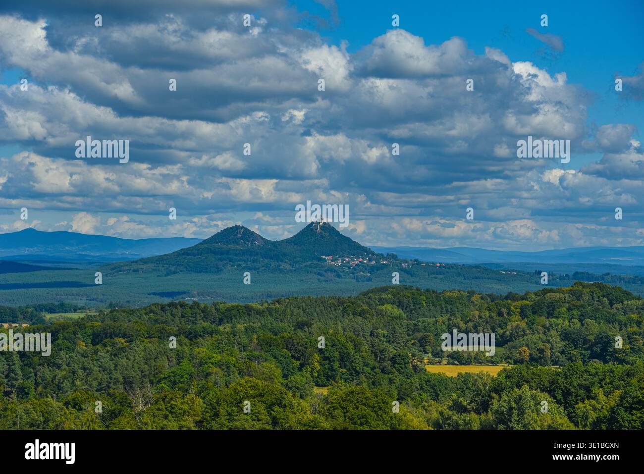 Schloss Bezdez mit Blick auf das Naturschutzgebiet Kokorinsko in Tschechien.BILD Stockfoto