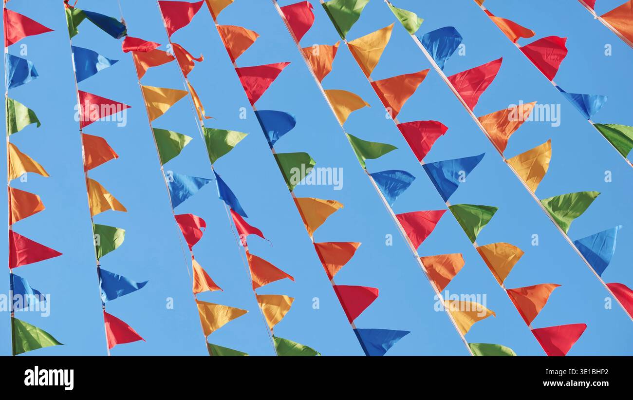 Bunte dreieckige Fahnen, die in Moskau im Wind winken Stockfoto