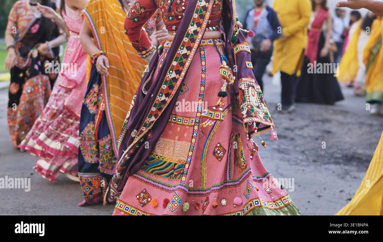 Leute, die Ganesh Chaturthi in traditioneller indischer Kleidung tanzen Stockfoto