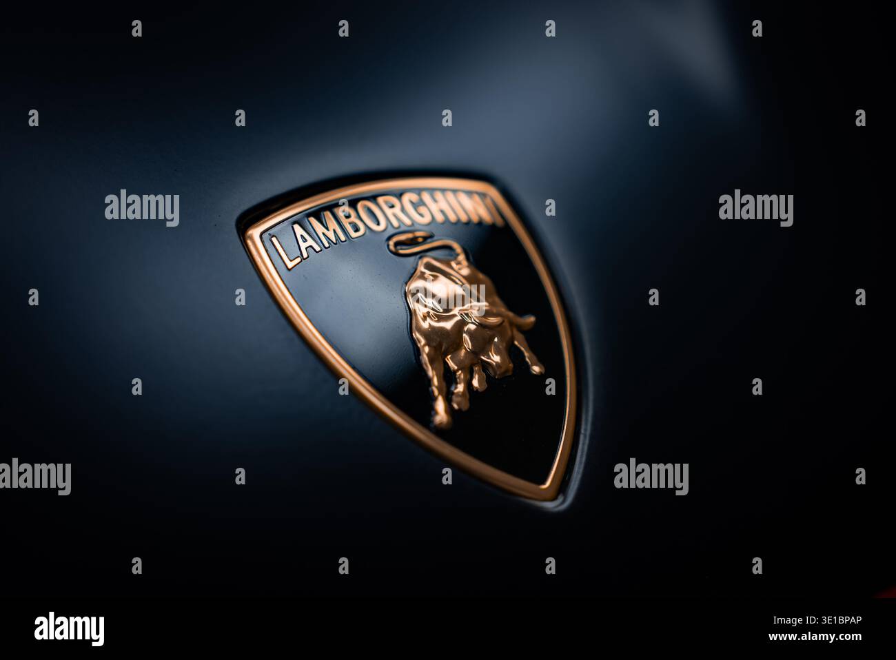 Lamborghini-Wappen auf glänzender dunkler Kapuze mit goldenem aufladendem Bullen Stockfoto