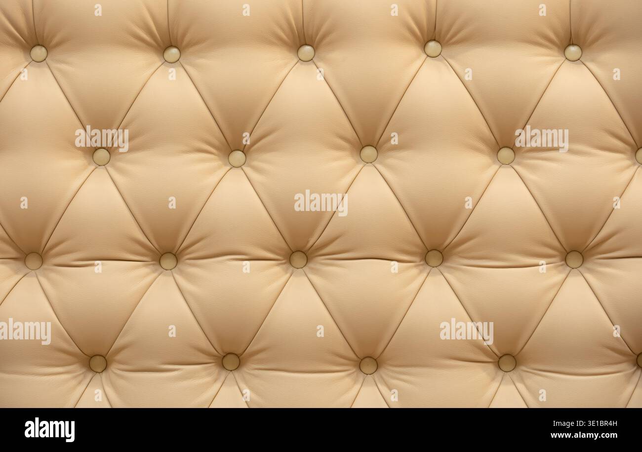 Beige getuftete Polsterstruktur schafft einen luxuriösen chesterfield-Möbelhintergrund Stockfoto