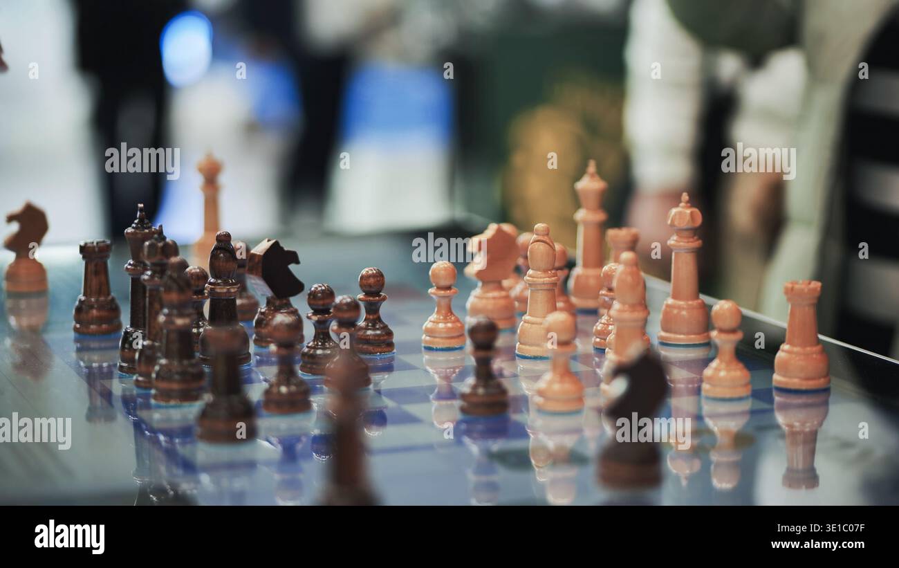Schachfiguren auf Glasplatte mit strategischer Herausforderung und Wettbewerbskonzept Stockfoto
