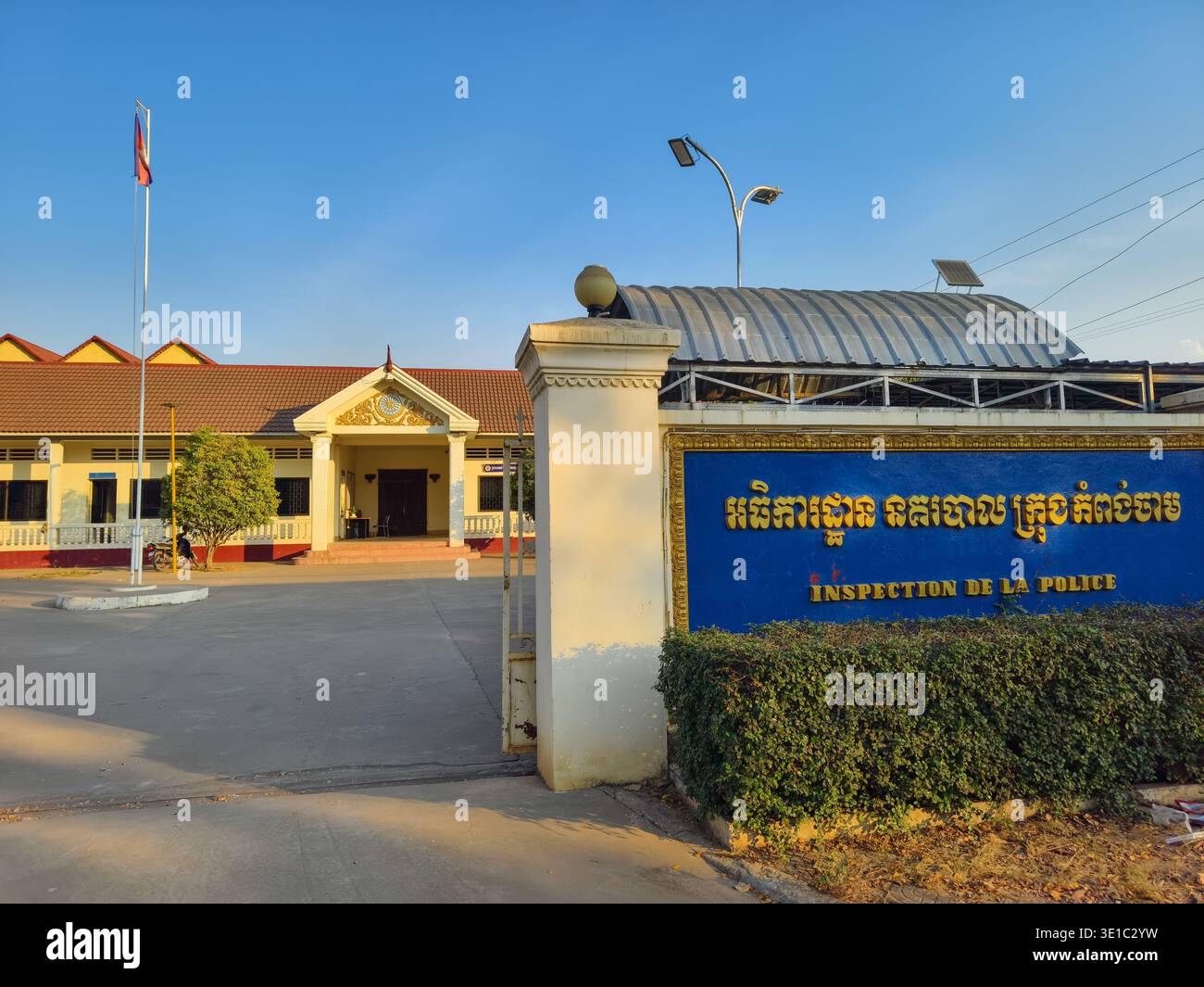 Polizeiinspektorat Kampong Cham in Kambodscha, örtliches Polizeipräsidium und Verwaltungsbüro, Unterschrift mit Text in Khmer und Französisch Stockfoto