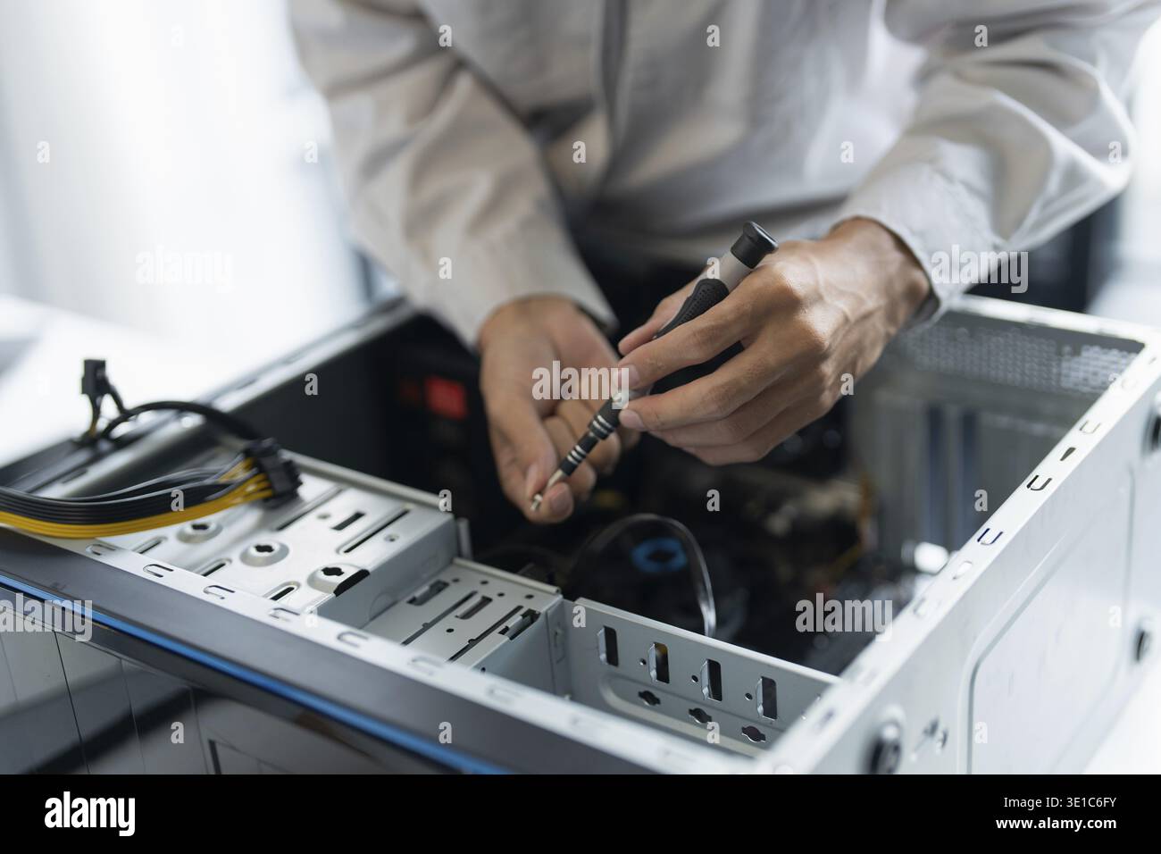 IT-Ingenieur Installation Hardware Ausrüstung Entwicklung Facility Engineer Wartung Computer Motherboard elektronische Reparaturwerkstatt Technologiegeschäft Stockfoto