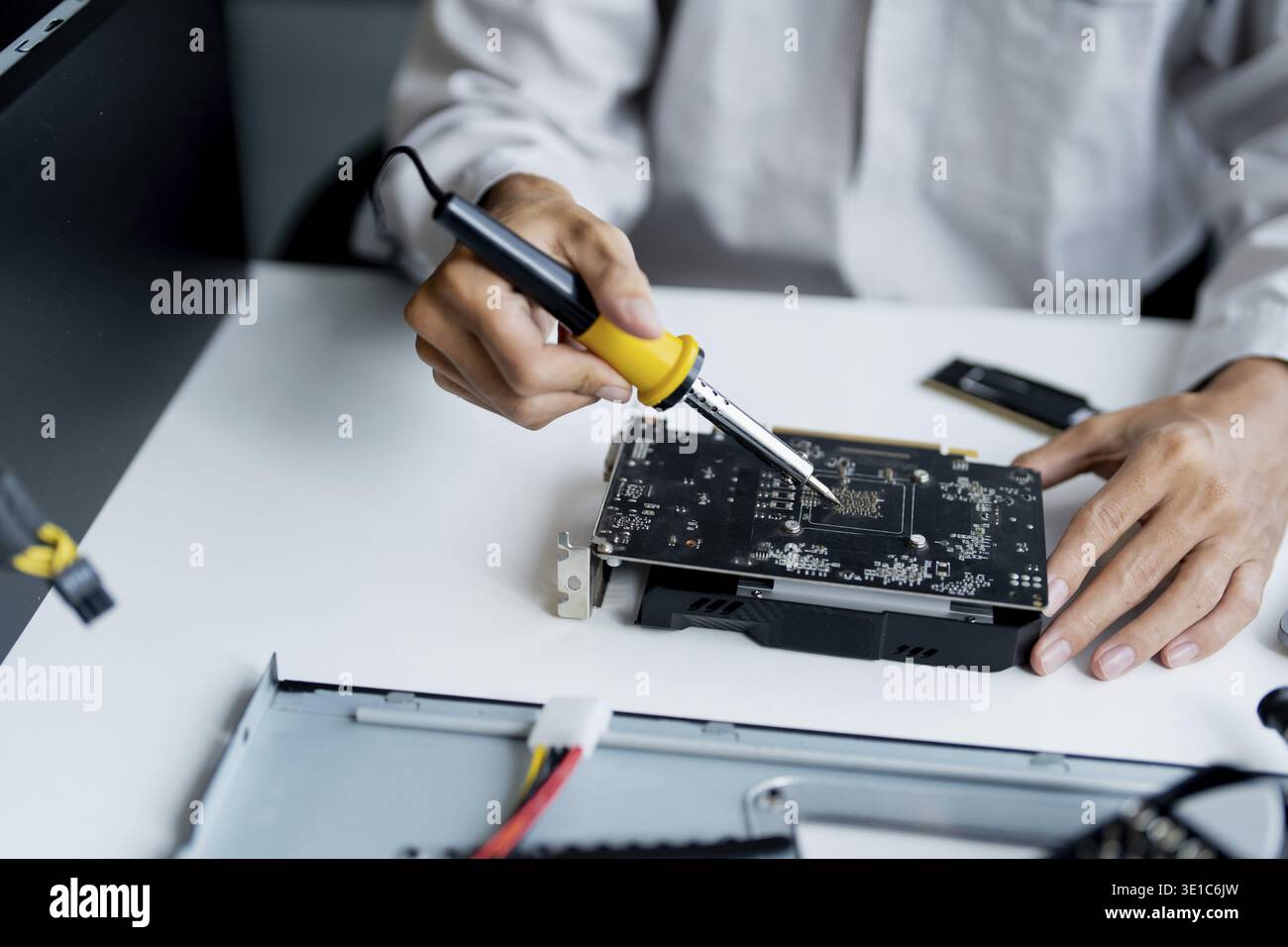 IT-Ingenieur Installation Hardware Ausrüstung Entwicklung Facility Engineer Wartung Computer Motherboard elektronische Reparaturwerkstatt Technologiegeschäft Stockfoto