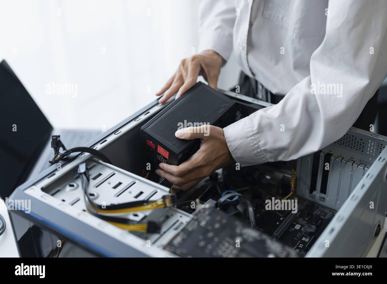 IT-Ingenieur Installation Hardware Ausrüstung Entwicklung Facility Engineer Wartung Computer Motherboard elektronische Reparaturwerkstatt Technologiegeschäft Stockfoto