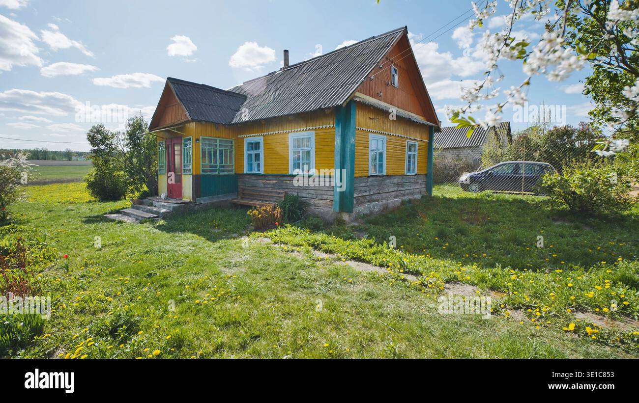 Farbenfrohes Holzhaus in einem slawischen Dorf im Frühling Stockfoto