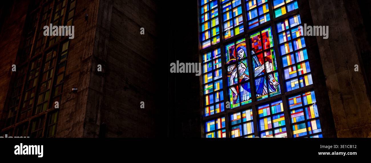 Buntglasfenster mit der Darstellung des Pietà in der Antoniuskirche in Basel, Schweiz. Stockfoto