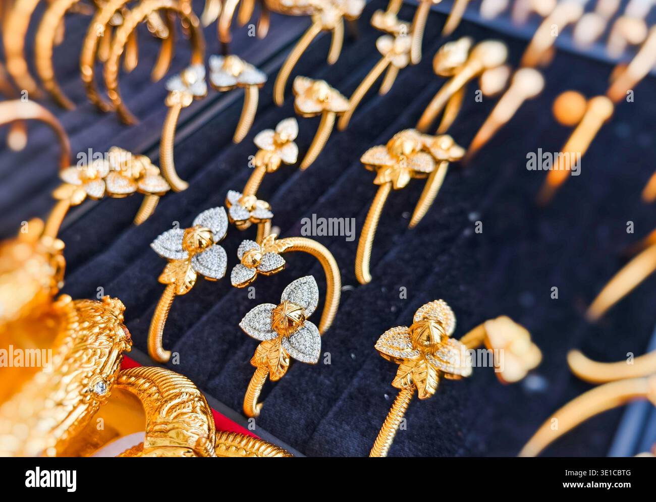 Goldene Blumenarmbänder im Verkauf, Straßenstand in Phnom Penh, Kambodscha Stockfoto