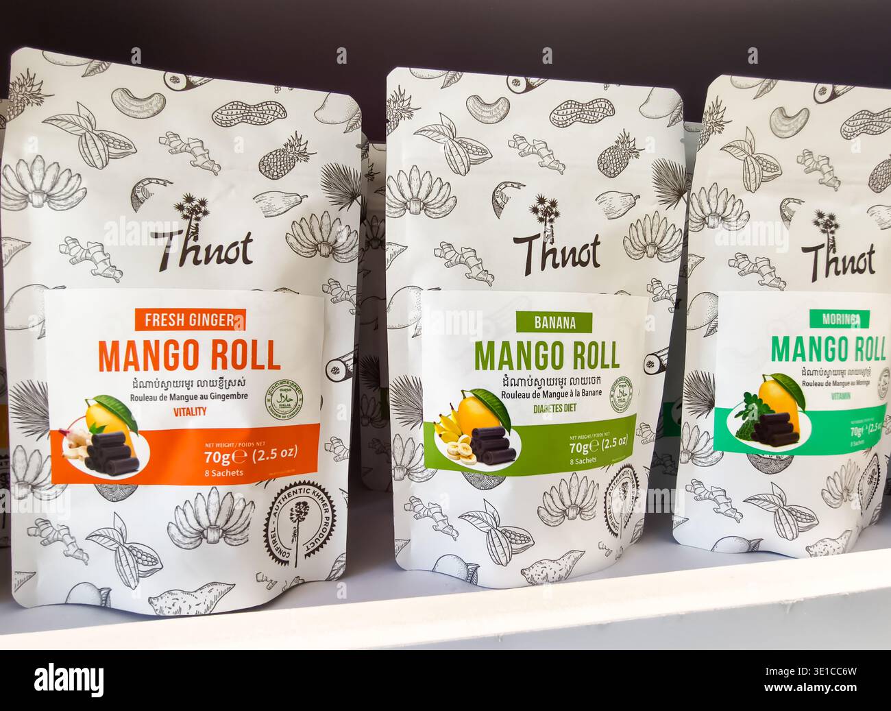 Confirel Thnot Dried Mango Rolls, ein beliebter Kambodschanischer Snack. Geschmacksrichtungen: Erhältlich in frischen Ingwer-, Bananen- und Moringa-Sorten. Phnom Penh Store Stockfoto