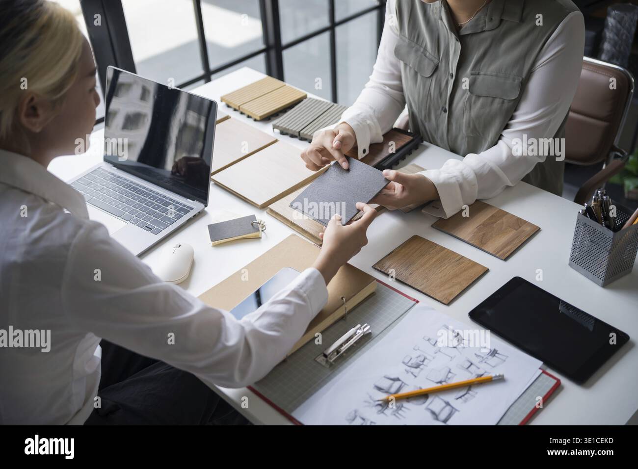 Innenarchitektin präsentiert umweltfreundliche Holzmaterialmuster für nachhaltige Wohnkultur Stockfoto