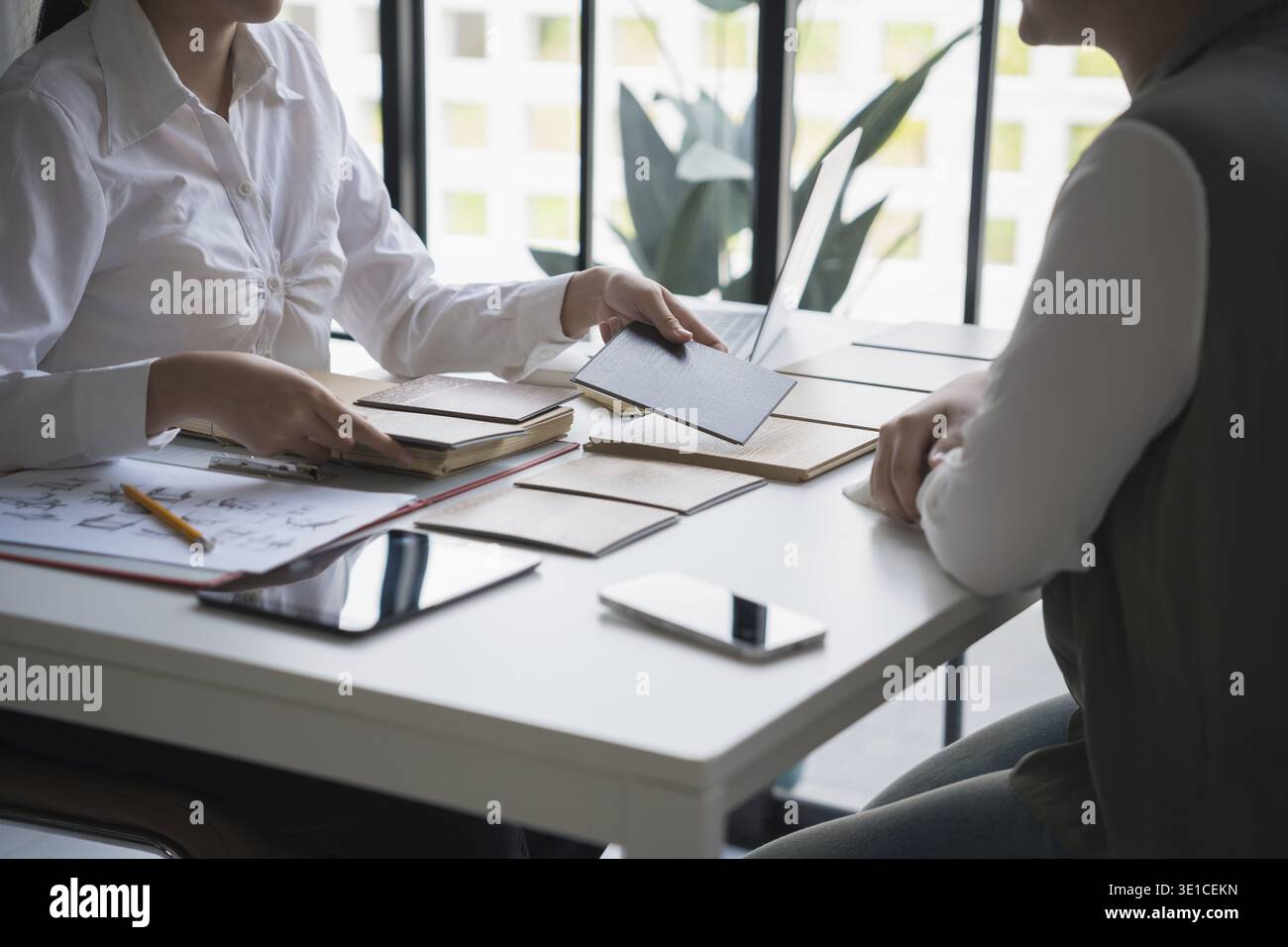 Innenarchitektin präsentiert umweltfreundliche Holzmaterialmuster für nachhaltige Wohnkultur Stockfoto