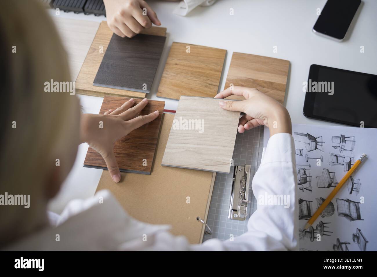 Innenarchitektin präsentiert umweltfreundliche Holzmaterialmuster für nachhaltige Wohnkultur Stockfoto