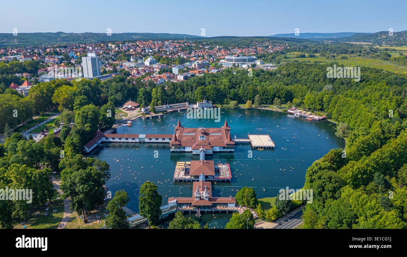 Panoramablick auf den Heviz Thermalsee in Ungarn. BILD Stockfoto