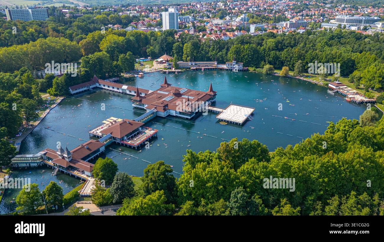 Panoramablick auf den Heviz Thermalsee in Ungarn. BILD Stockfoto