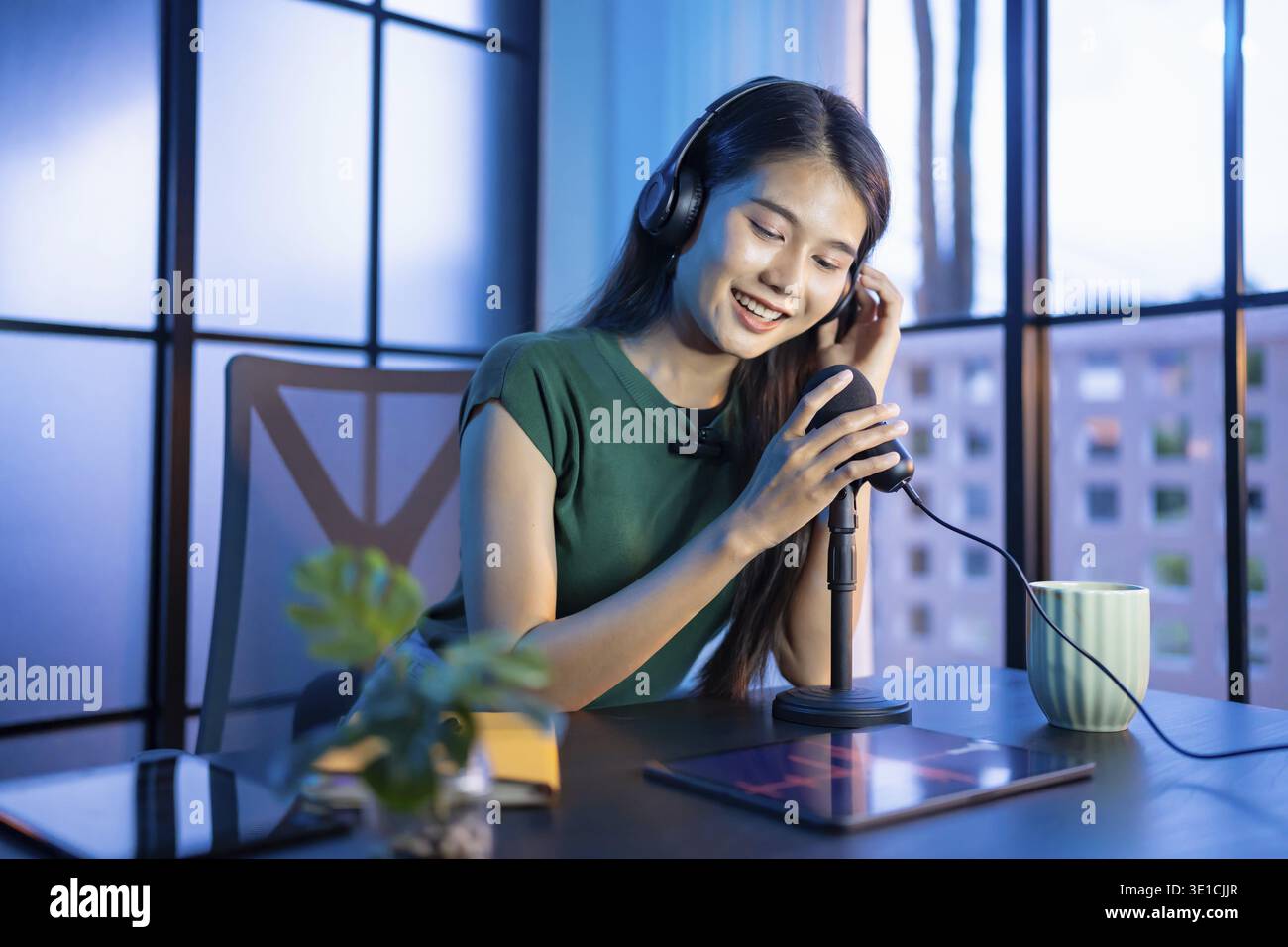Content Creator Junge asiatische Frau Influencer, die Inhalte im Heimstudio, Unterhaltung und Kommunikation Blogger Videoaufzeichnung mit Smartphone für erstellt Stockfoto