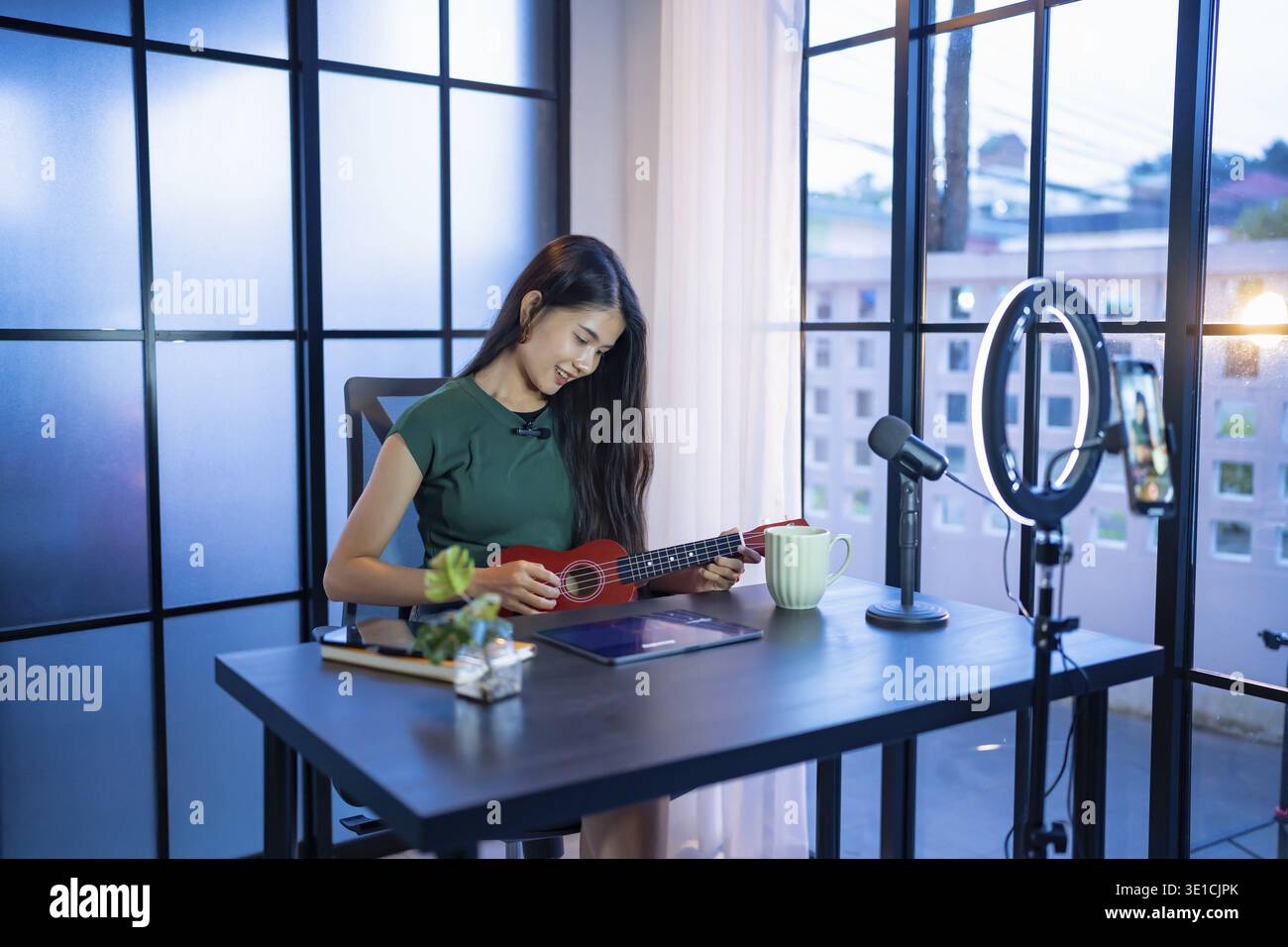 Content Creator Junge asiatische Frau Influencer, die Inhalte im Heimstudio, Unterhaltung und Kommunikation Blogger Videoaufzeichnung mit Smartphone für erstellt Stockfoto