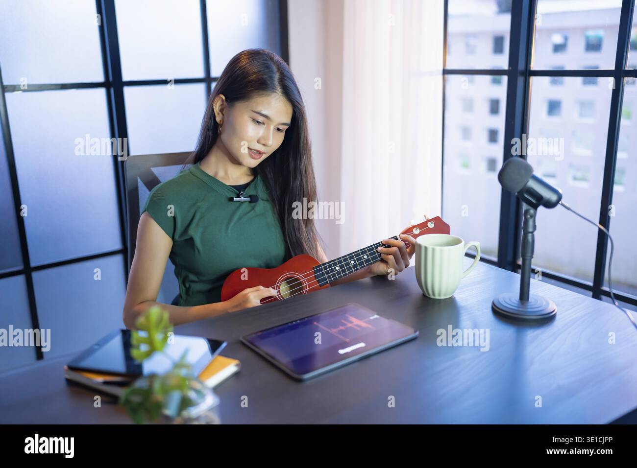 Content Creator Junge asiatische Frau Influencer, die Inhalte im Heimstudio, Unterhaltung und Kommunikation Blogger Videoaufzeichnung mit Smartphone für erstellt Stockfoto