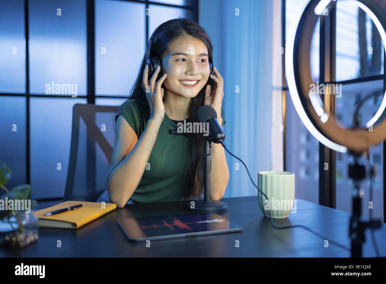 Content Creator Junge asiatische Frau Influencer, die Inhalte im Heimstudio, Unterhaltung und Kommunikation Blogger Videoaufzeichnung mit Smartphone für erstellt Stockfoto