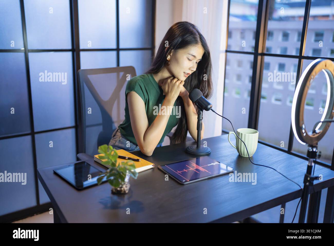 Content Creator Junge asiatische Frau Influencer, die Inhalte im Heimstudio, Unterhaltung und Kommunikation Blogger Videoaufzeichnung mit Smartphone für erstellt Stockfoto
