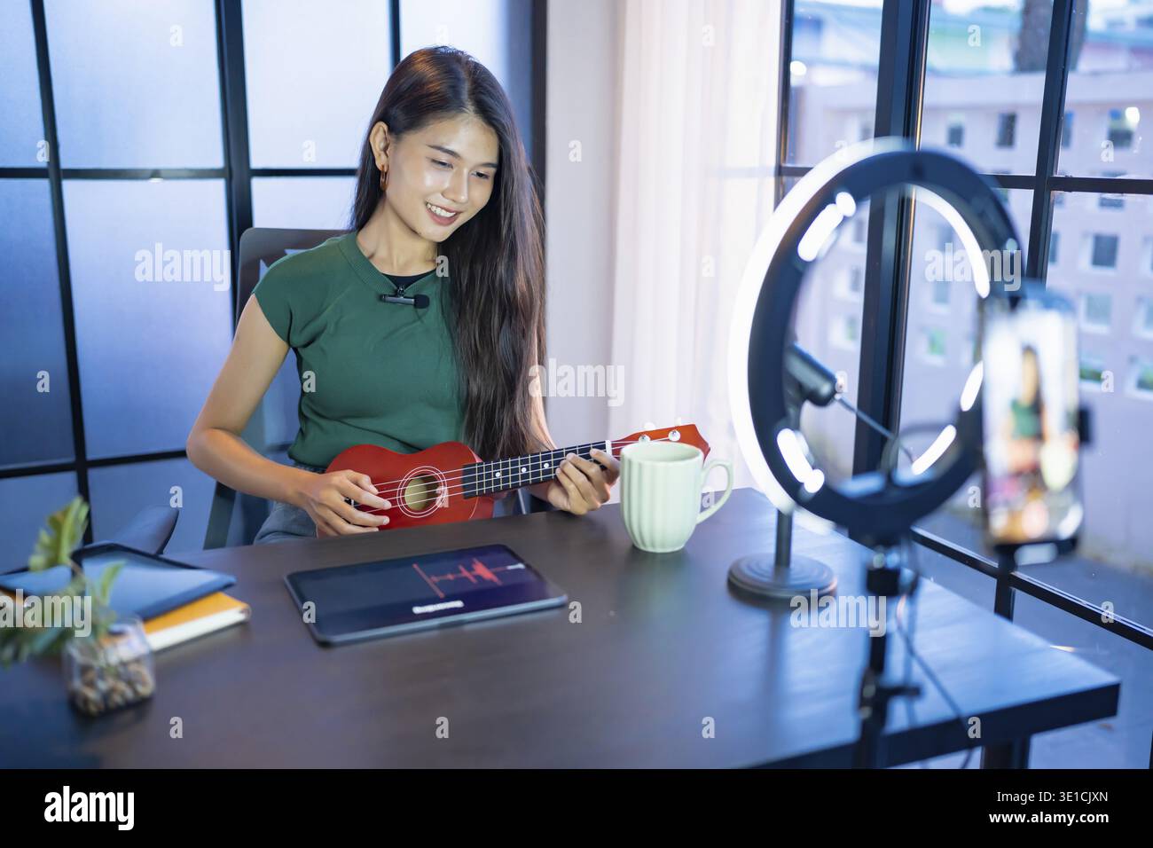 Content Creator Junge asiatische Frau Influencer, die Inhalte im Heimstudio, Unterhaltung und Kommunikation Blogger Videoaufzeichnung mit Smartphone für erstellt Stockfoto