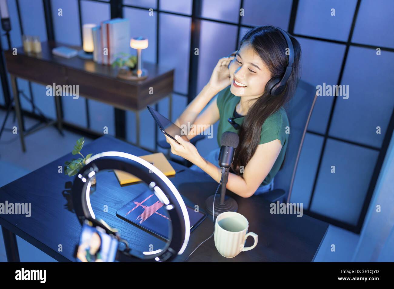 Content Creator Junge asiatische Frau Influencer, die Inhalte im Heimstudio, Unterhaltung und Kommunikation Blogger Videoaufzeichnung mit Smartphone für erstellt Stockfoto