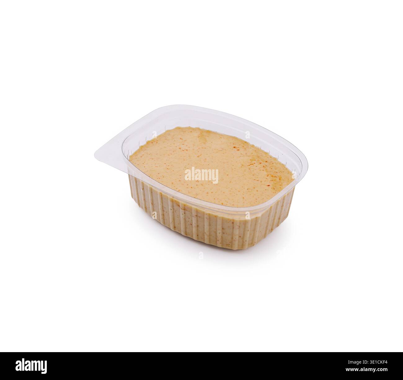 Cremige Erdnussbutter nimmt einen durchsichtigen Kunststoffbehälter ein und zeigt ihre glatte Textur. Perfekt zum Auftragen auf Toast oder zum Kombinieren mit Früchten für ein d Stockfoto