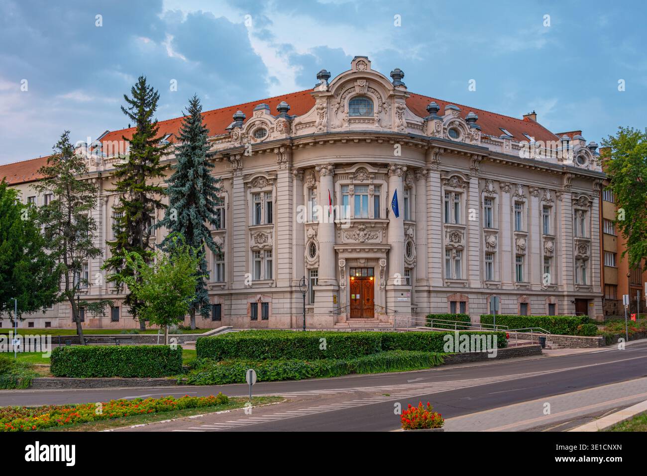 Blick auf Sonnenaufgang auf das ungarische Staatsfinanzgebäude in Eger, Ungarn.BILD Stockfoto