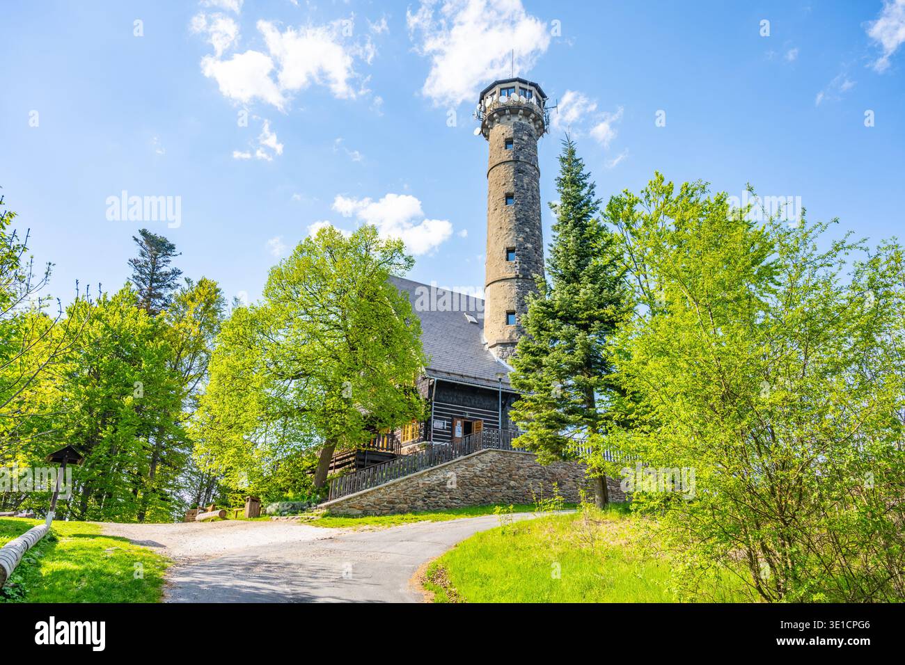 Der Aussichtsturm Svatobor erhebt sich über den Baumkronen, umgeben von lebhaftem Grün. An einem sonnigen Tag in ruhiger Natur genießen Besucher den Panoramablick vom Turm aus. Stockfoto