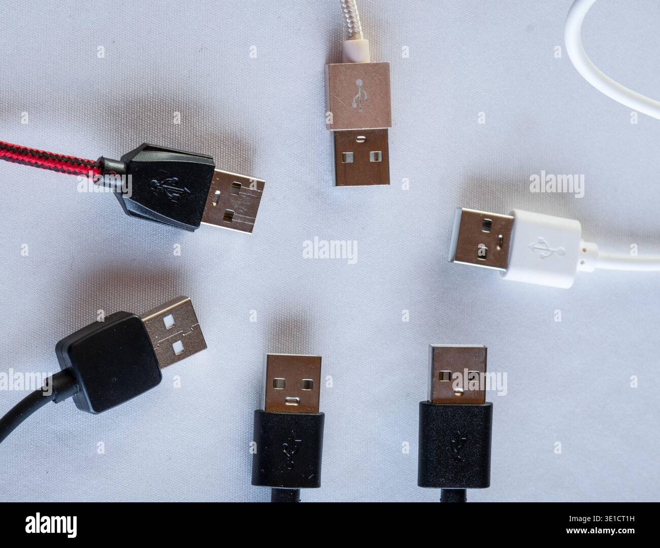 Sammlung von USB-Anschlüssen auf weißem Hintergrund Stockfoto