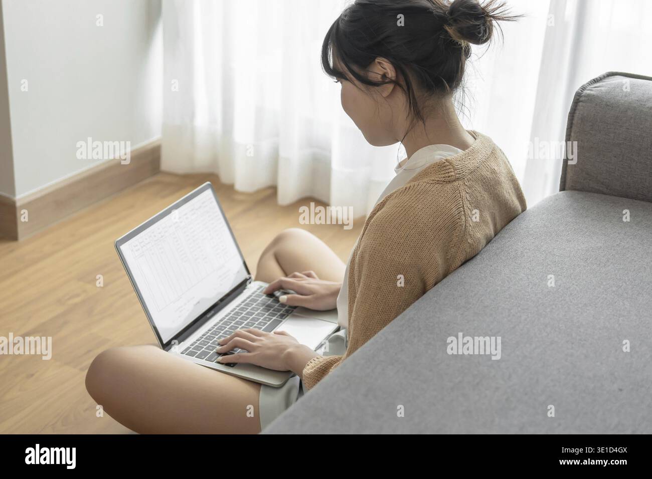 Frau, die mit einem Laptop arbeitet, Hände auf der Tastatur tippen. Schreiben eines Blogs. Die Arbeit zu Hause ist in der Hand der Schreibmaschine Stockfoto