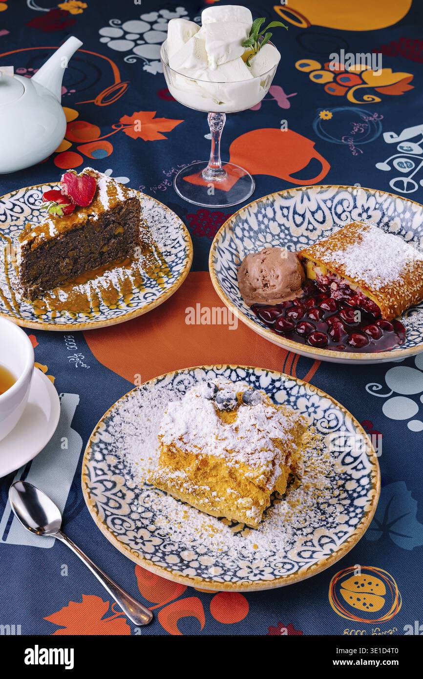 Lebendige Präsentation verschiedener Desserts mit Eiskugeln auf einem dekorativen Tisch Stockfoto