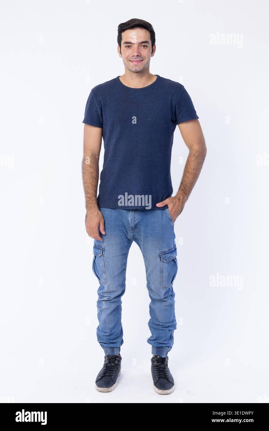 Studio-Aufnahme eines jungen, gutaussehenden Persers, isoliert vor weißem Hintergrund Stockfoto