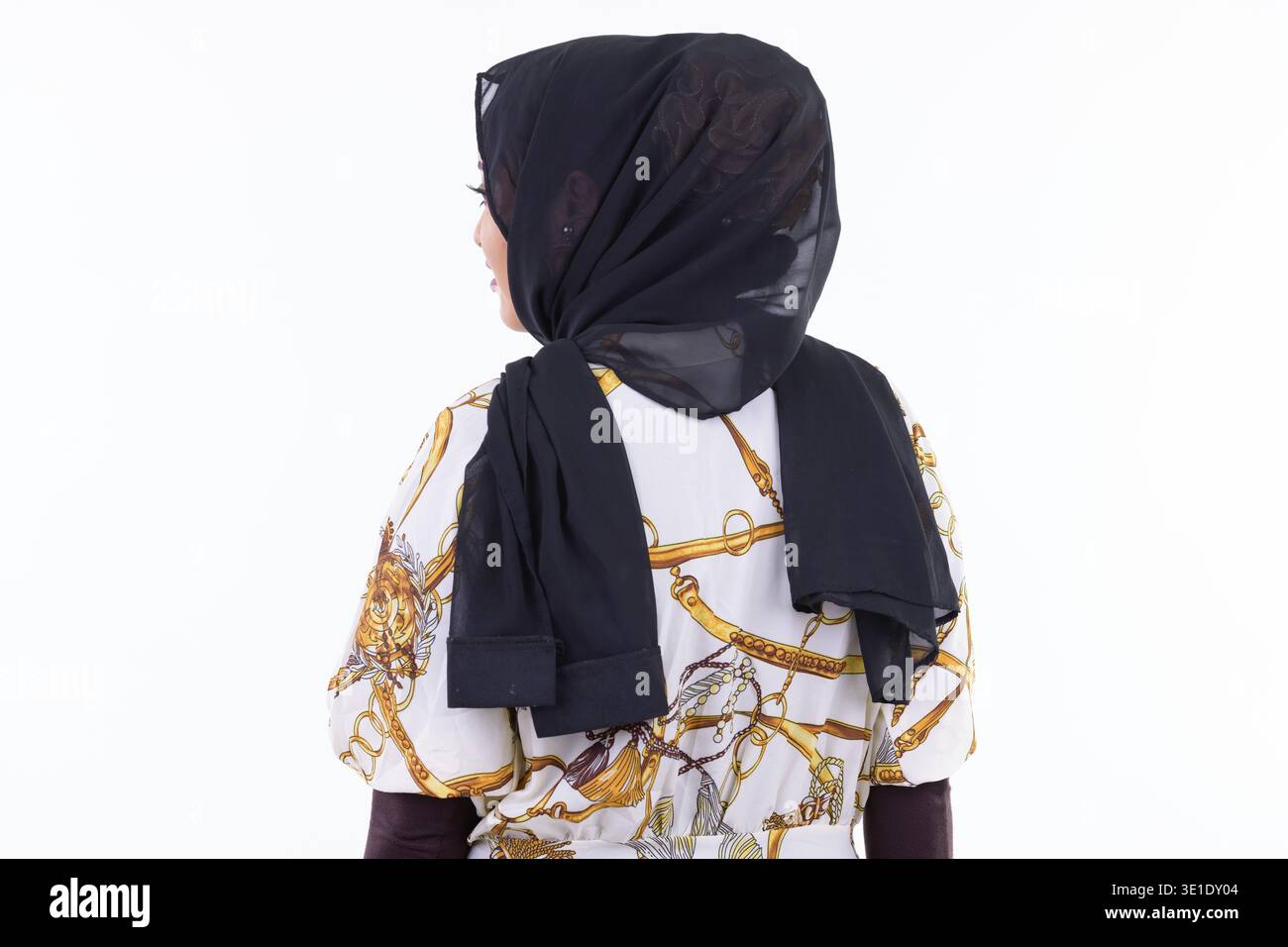 Studio-Aufnahme von jungen, schönen afrikanischen Muslimen, die Hijab vor weißem Hintergrund tragen Stockfoto