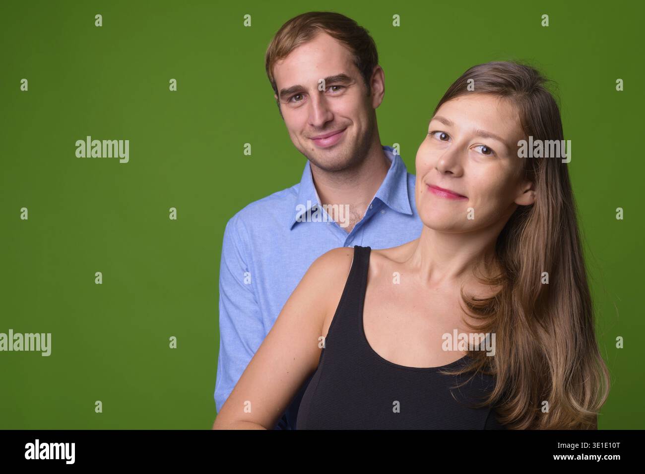 Studio-Aufnahme von jungen Paaren zusammen vor grünem Hintergrund Stockfoto